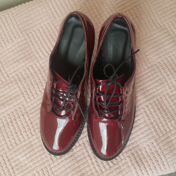 Italian brand Vero Cuoio Burgundy Oxford Patent Red Leather Booties - Picture 5 of 9